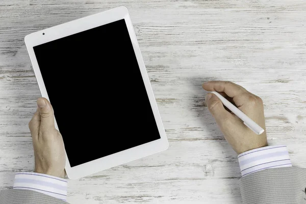 Tablet PC ile elinde boş perde