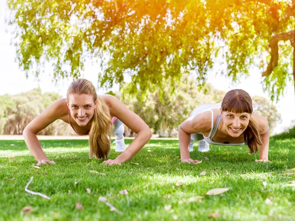 Jeunes femmes faisant de l'exercice dans le parc — Photo
