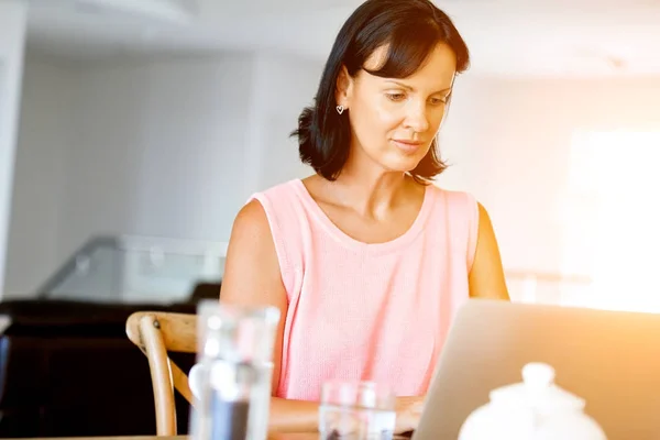 Mooie vrouw die op haar laptop werkt — Stockfoto