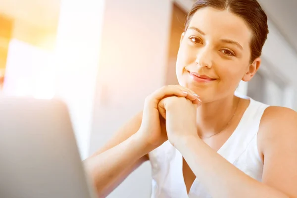 Jovem mulher bonita trabalhando em seu laptop — Fotografia de Stock