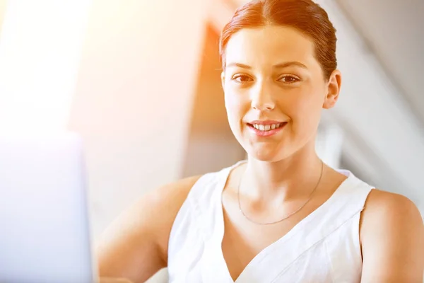 Junge schöne Frau arbeitet an ihrem Laptop — Stockfoto