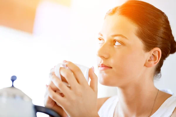 Boldog, fiatal nő, csésze tea vagy kávé otthon — Stock Fotó