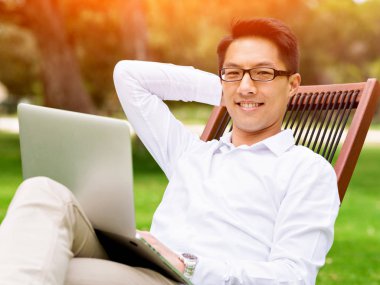 Genç işadamı Park onun mola sırasında rahatlatıcı