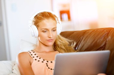 Onu laptop çalışan genç güzel kadın