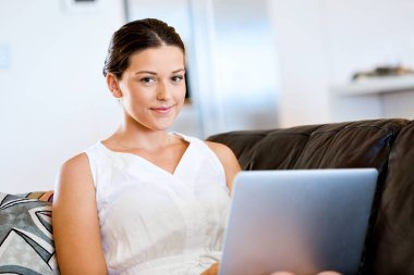 Onu laptop çalışan genç güzel kadın