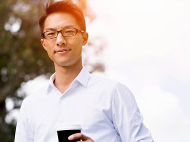 Adam bir parkta bir kahve molası