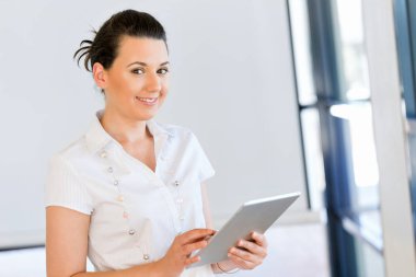 tablet pc ile gülümseyen kadın