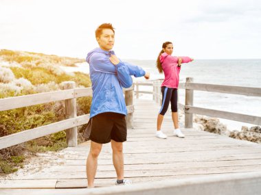 Egzersizleri yapıyor deniz kenarında genç Çift