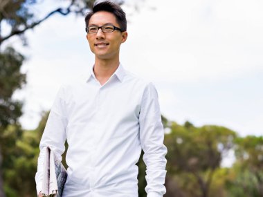 Parkta onun mola sırasında genç işadamı