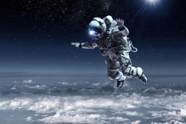 Bulutların üzerinde yüzen astronot