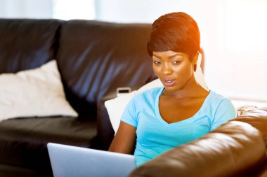 Onu laptop çalışan genç güzel kadın