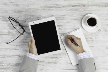 Tablet PC ile elinde boş perde