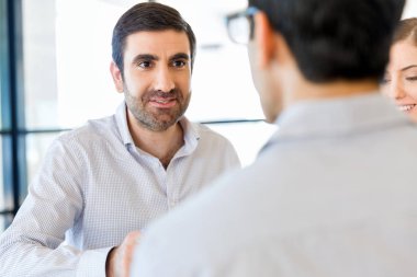 İki genç iş adamları Office görüntü