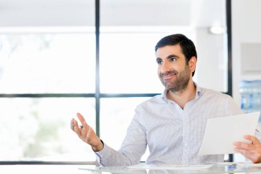 Ofiste kağıt tutan yakışıklı genç