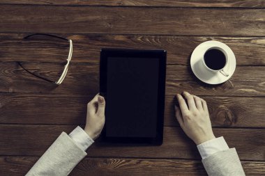 Tablet PC ile elinde boş perde