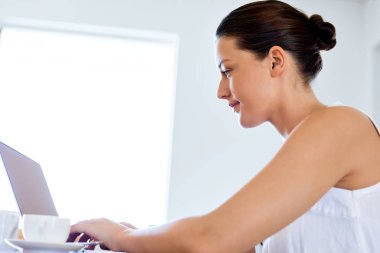 Onu laptop çalışan genç güzel kadın