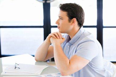 Ofisinde dalgın işadamı