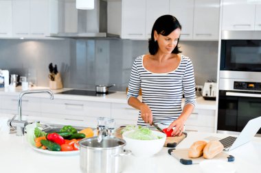 Mutfakta ayakta ve yemek güzel kadın