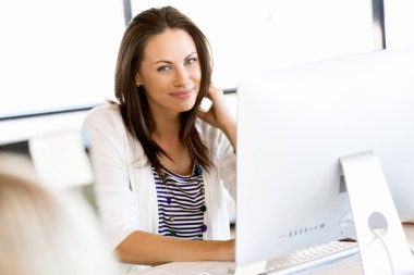 Mutlu girişimci veya serbest meslek sahibi bir ofis veya ev içinde