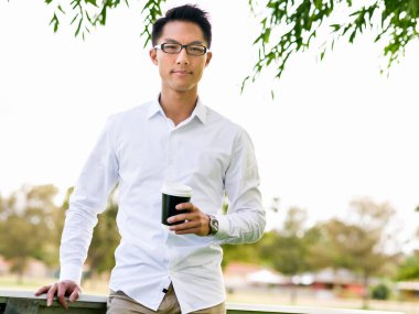 Adam bir parkta bir kahve molası