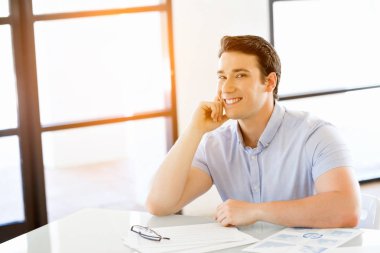 Ofisinde dalgın işadamı