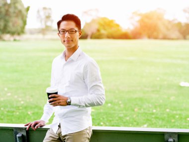 Adam bir parkta bir kahve molası