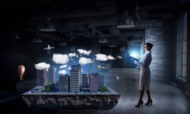 Kadın sunan inşaat modeli. Karışık teknik