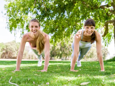 Genç kadın parkta egzersiz