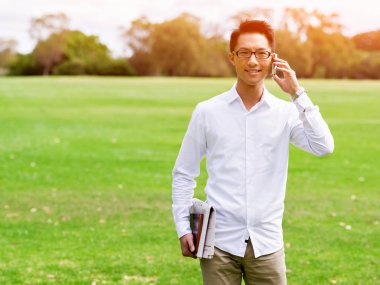 Genç işadamı Park onun mola sırasında rahatlatıcı