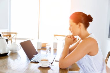 Onu laptop çalışan genç güzel kadın