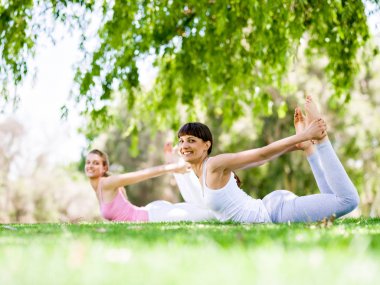 Genç kadın parkta egzersiz