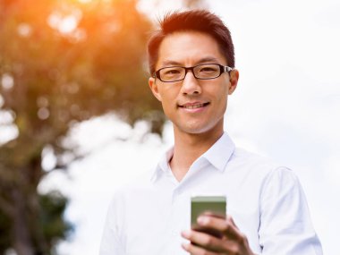 Genç işadamı Park onun mola sırasında rahatlatıcı