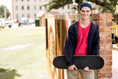 Açık havada kaykay ayakta ile genç çocuk