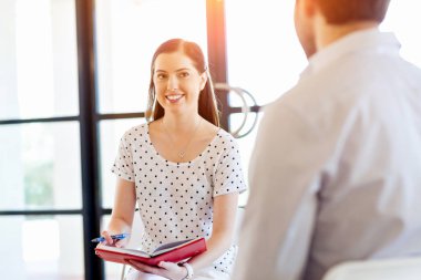 İş adamları görüşmesinde ofiste