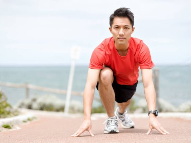 Genç adam bir çalıştırmak için hazırlanıyor