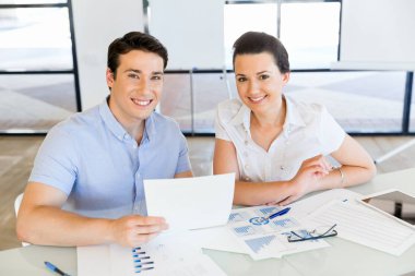 İki genç iş adamları Office görüntü