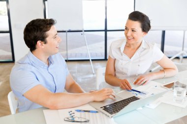 İki genç iş adamları Office görüntü