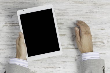 Tablet PC ile elinde boş perde