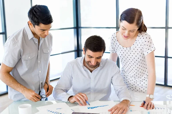 Groep van gelukkige jonge zakenmensen in een vergadering — Stockfoto