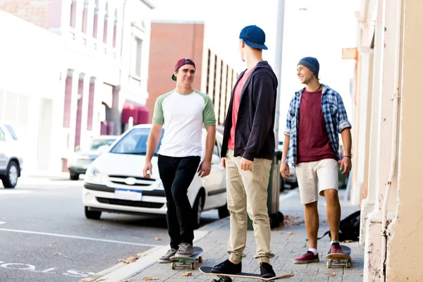Εφηβική τους φίλους το περπάτημα στο δρόμο με πατίνια — Φωτογραφία Αρχείου
