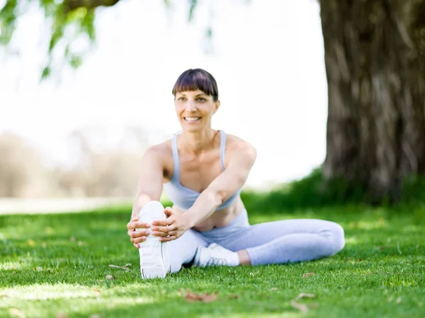 Jonge vrouw oefenen in het park — Stockfoto