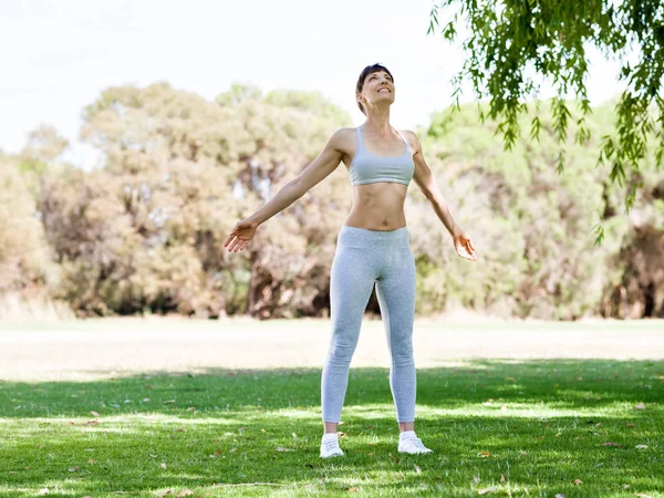 Jeune femme faisant de l'exercice dans le parc — Photo