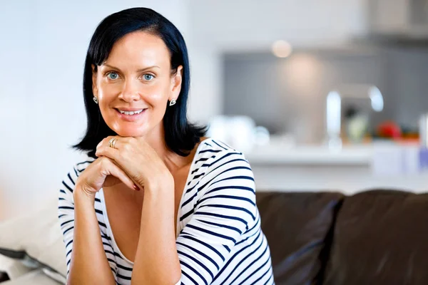 Mulher bonita retrato dentro de casa — Fotografia de Stock