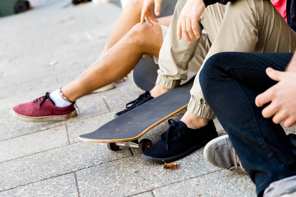 Patineurs faisant une pause dans la rue — Photo