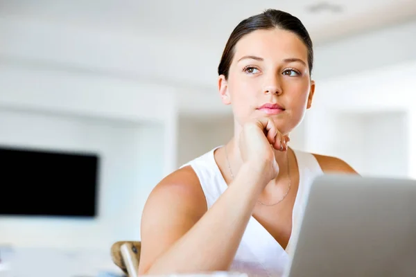 Junge schöne Frau arbeitet an ihrem Laptop — Stockfoto