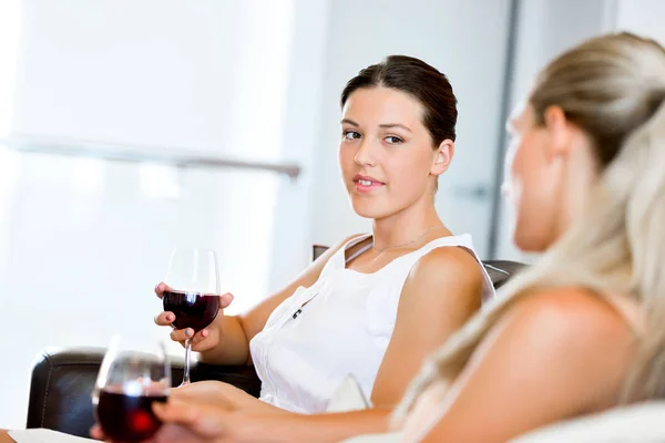 Amis féminines avec un verre de vin — Photo