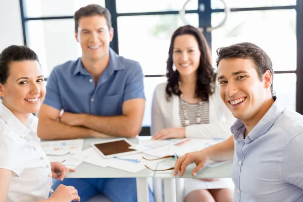 Imagen de socios comerciales discutiendo documentos e ideas — Foto de Stock