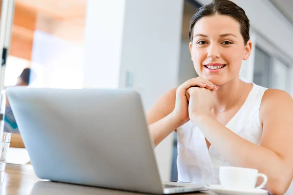 Junge schöne Frau arbeitet an ihrem Laptop — Stockfoto