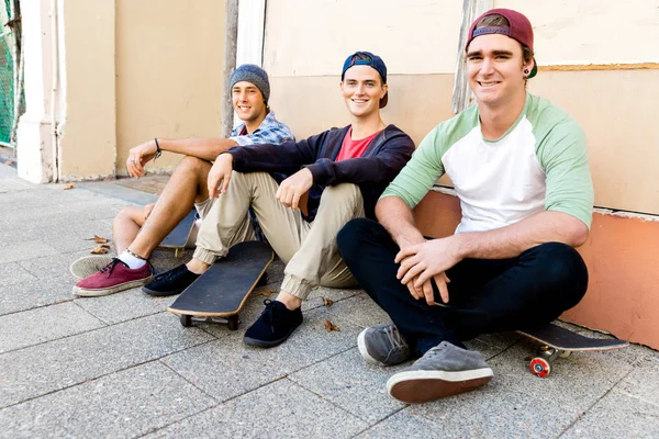 Patinadores tomando un descanso en la calle — Foto de Stock