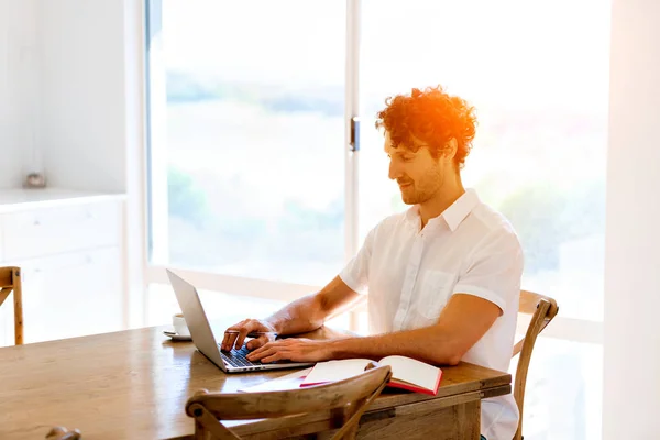 Man working on laptop at home — Stock Photo, Image